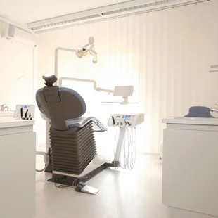 Zahnarzt Zimmer, Computer und Behandlung Stuhl, Vertikalllamellen am Fenster und moderner elastischer Bodenbelag - Zahnarzt Zimmer, Computer und Behandlung Stuhl, Vertikalllamellen am Fenster und moderner elastischer Bodenbelag